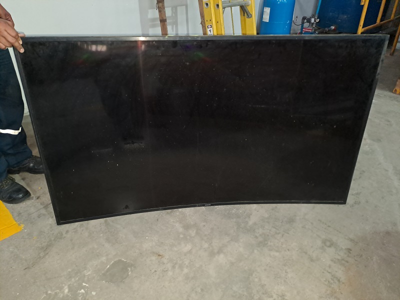 01 Televisor, marca SAMSUNG (UHD 4K), modelo UN65KU6300G, número de serie 05KT3CDH800466N, color NEGRO