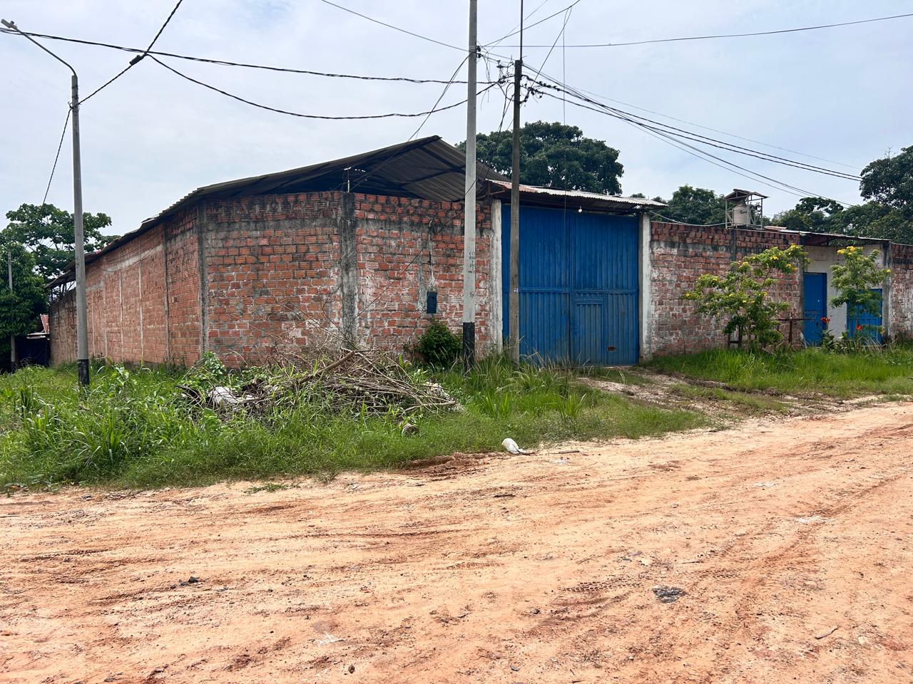 Fachada frontal y lateral de predio en remate