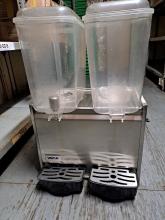 01 Dispensadora de Jugos VI-182 marca VENTUS, dos tolvas de 20x37.5x34 cm; Capacidad 18 litros por cada tolva; Base fabricada en acero inoxidable 304 con terminación mate; Serie T10569A